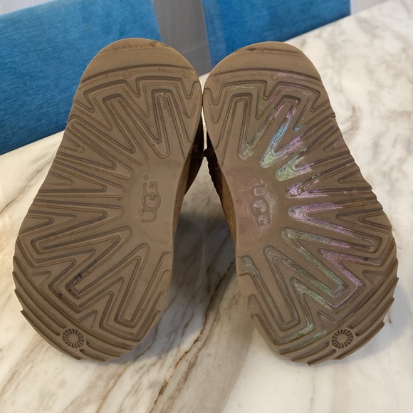 UGG classic boot, toddler US size 8 - Picture 5 of 5